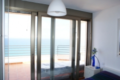 Colocación de ventana corredera elevable en color inox con cajon de persiana compacto y motor en Miami Platja