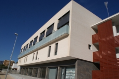 Montaje y fabricación de ventana de aluminio lacada color ral 7016 con barandilla de vidrio mate en ctra de Mora, de L'Hospitalet de l'Infant